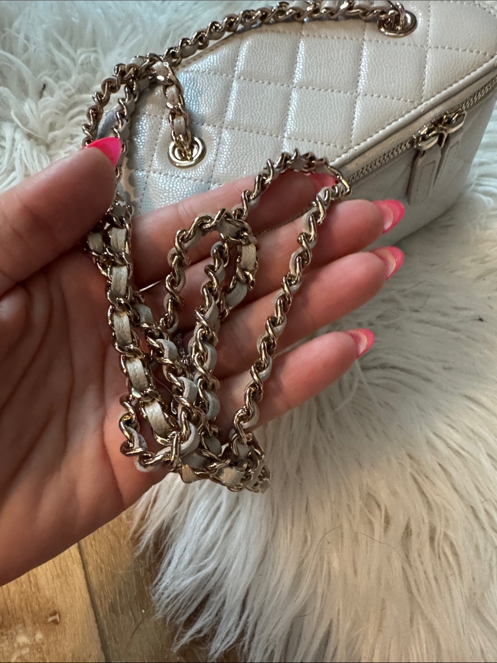 *Authentic* please READ!! Chanel quilted Vanity Crossbody Bag. Gold hardware - Picture 3 of 13